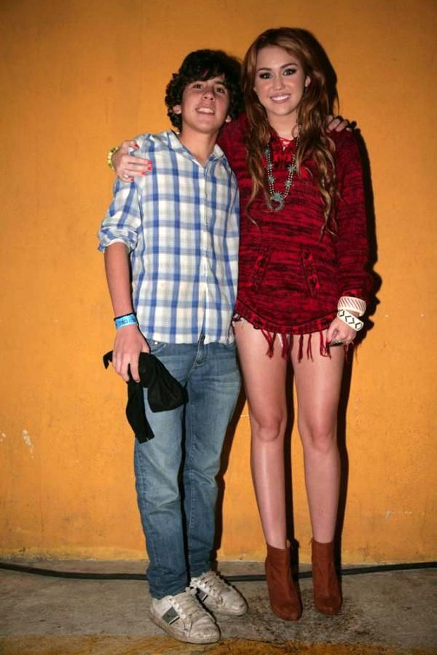 Miley cyrus in posa e mostrando le sue gambe sexy cazzo in pantaloncini di jeans
 #75298056