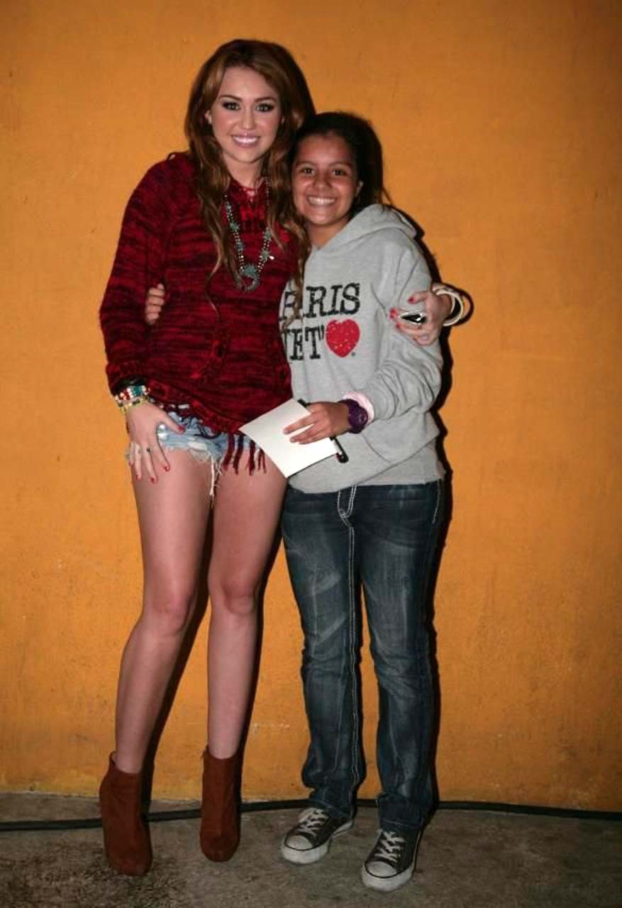 Miley Cyrus posing and showing her fucking sexy legs in jeans shorts #75298070