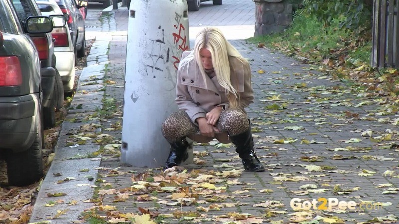 Sexy blonde pulls down her leggings to pee #67445747