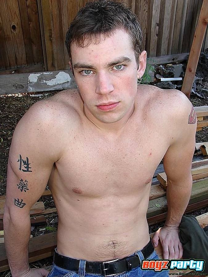 Un jovencito se desnuda al aire libre mostrando su cuerpo musculoso
 #76984455