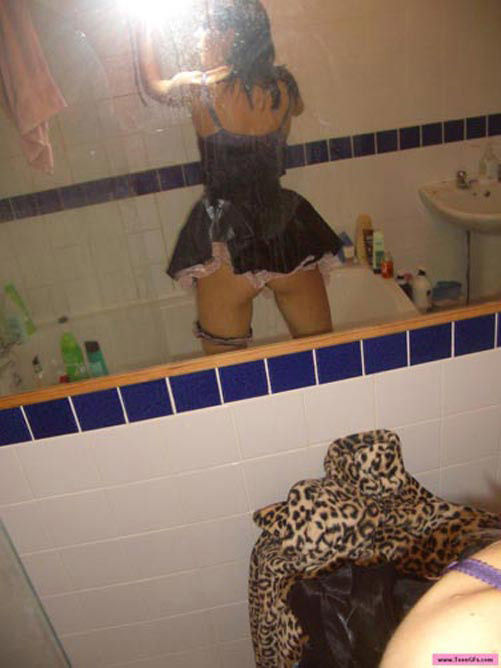 Joven caliente de tetas pequeñas en sesión softcore posando en bragas
 #79054265