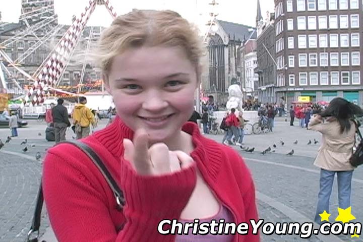 Christine Young, une jeune salope sexy, se fait baiser avec un gode dans la chatte.
 #73112873
