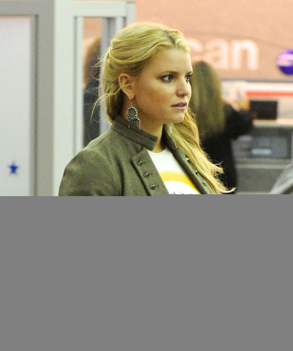 Jessica simpson che espone le sue tette enormi e le gambe sexy sull'aeroporto
 #75331441