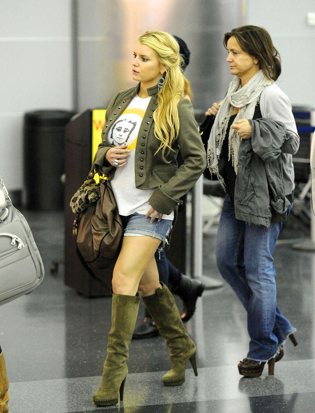 Jessica simpson che espone le sue tette enormi e le gambe sexy sull'aeroporto
 #75331477