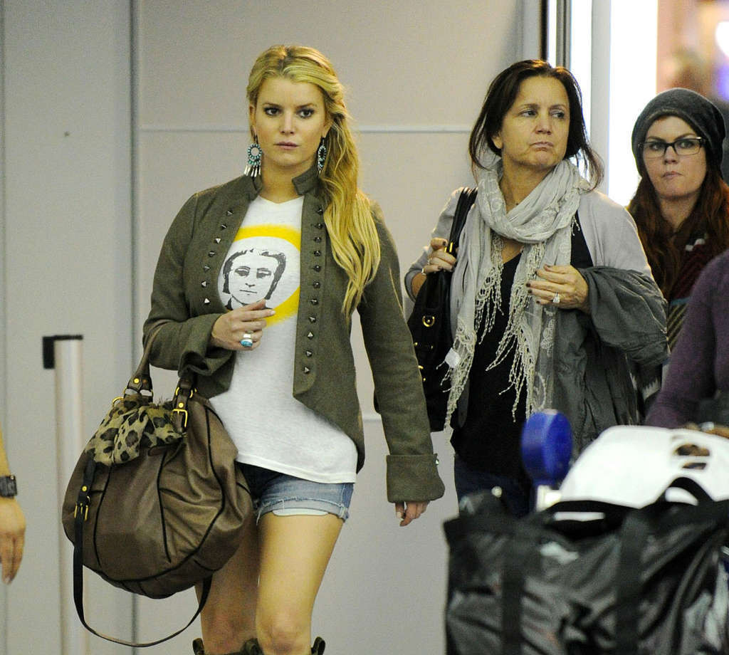 Jessica simpson che espone le sue tette enormi e le gambe sexy sull'aeroporto
 #75331486