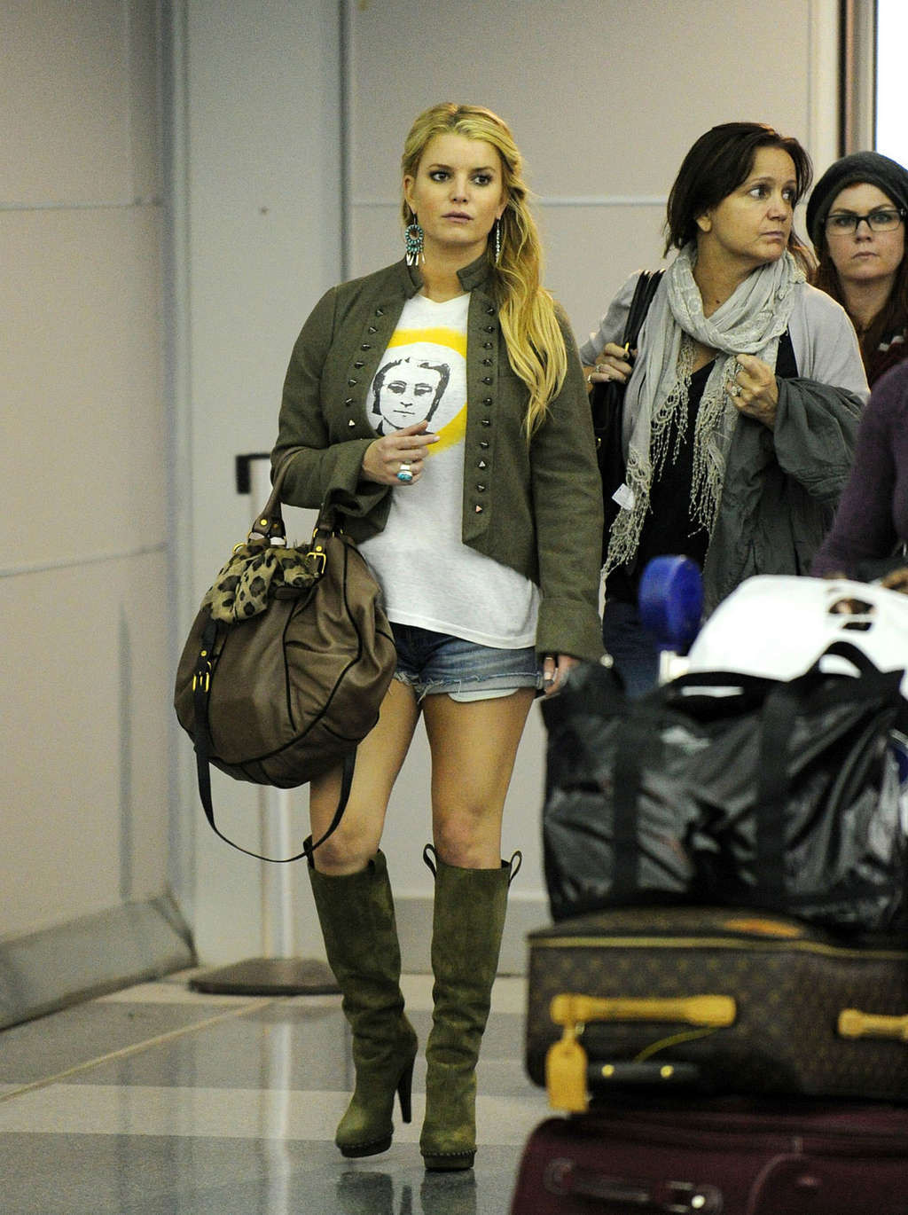 Jessica simpson mostrando sus enormes tetas y sus sensuales piernas en el aeropuerto
 #75331491