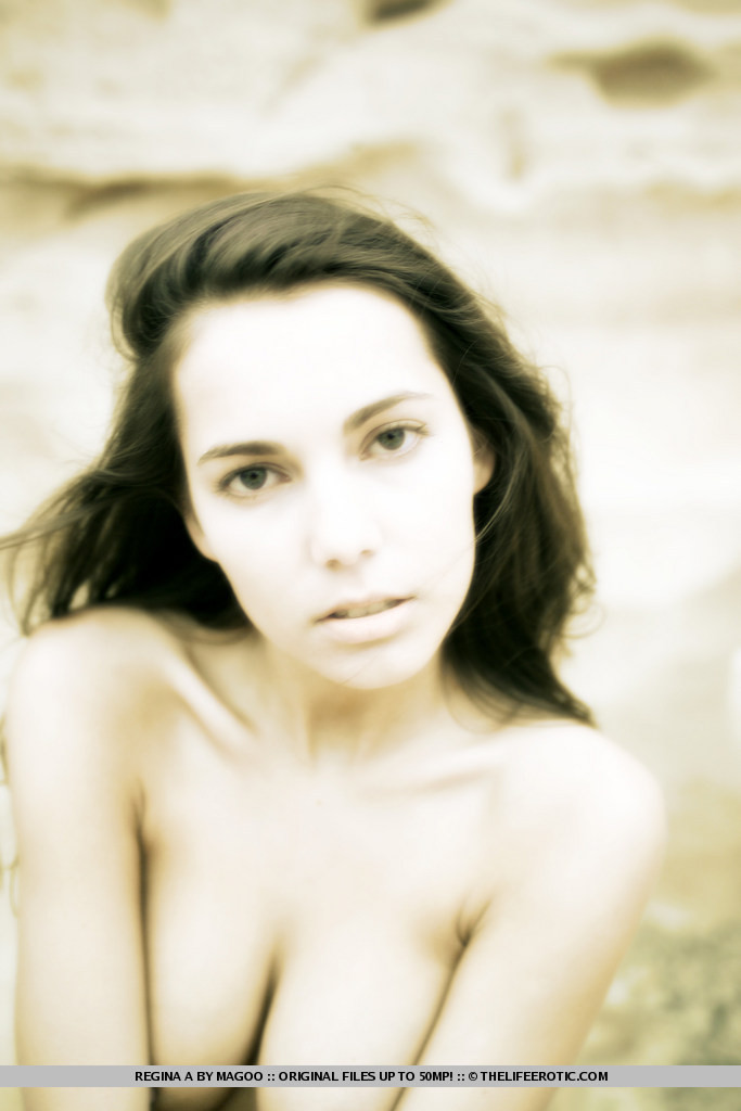 Joven caliente posa al aire libre
 #72554702