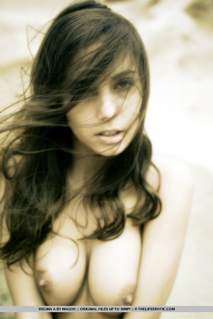 Joven caliente posa al aire libre
 #72554711