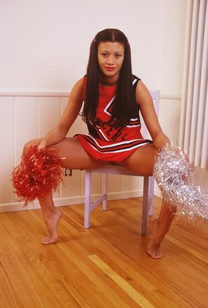 Jupe sous la robe rouge d'une cheerleader adolescente
 #75475846