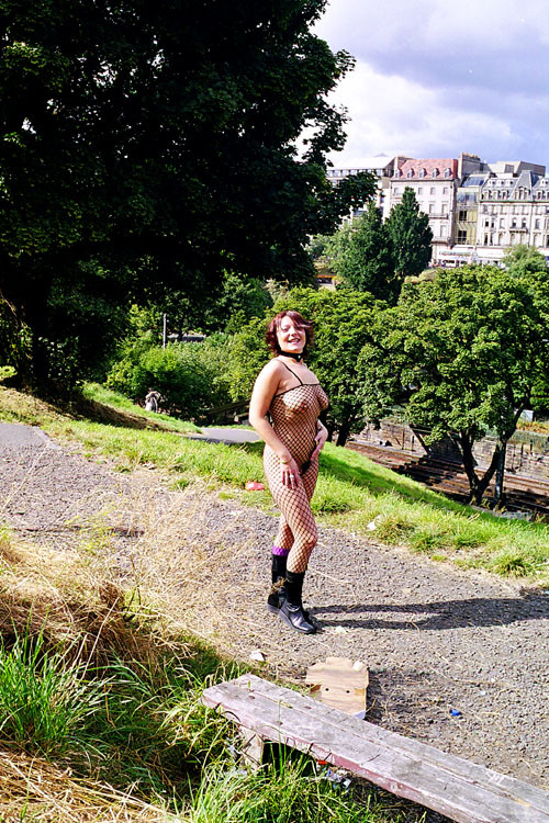 Beauté rousse en bas résille en exhibitionnisme en plein air et nudité publique à Edimbourg.
 #76742287