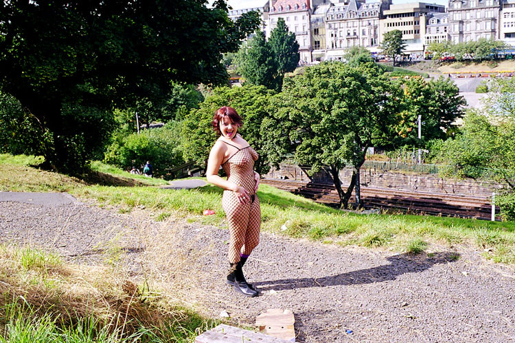 Beauté rousse en bas résille en exhibitionnisme en plein air et nudité publique à Edimbourg.
 #76742303