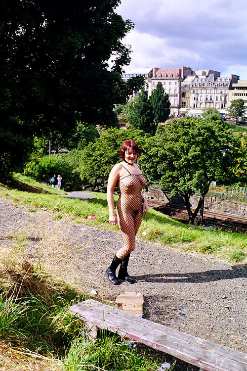 Beauté rousse en bas résille en exhibitionnisme en plein air et nudité publique à Edimbourg.
 #76742311