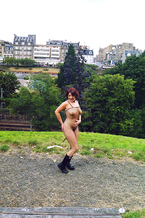 Redhead Netzstrümpfe Babe im Freien blinken und öffentliche Nacktheit in edinburg
 #76742353