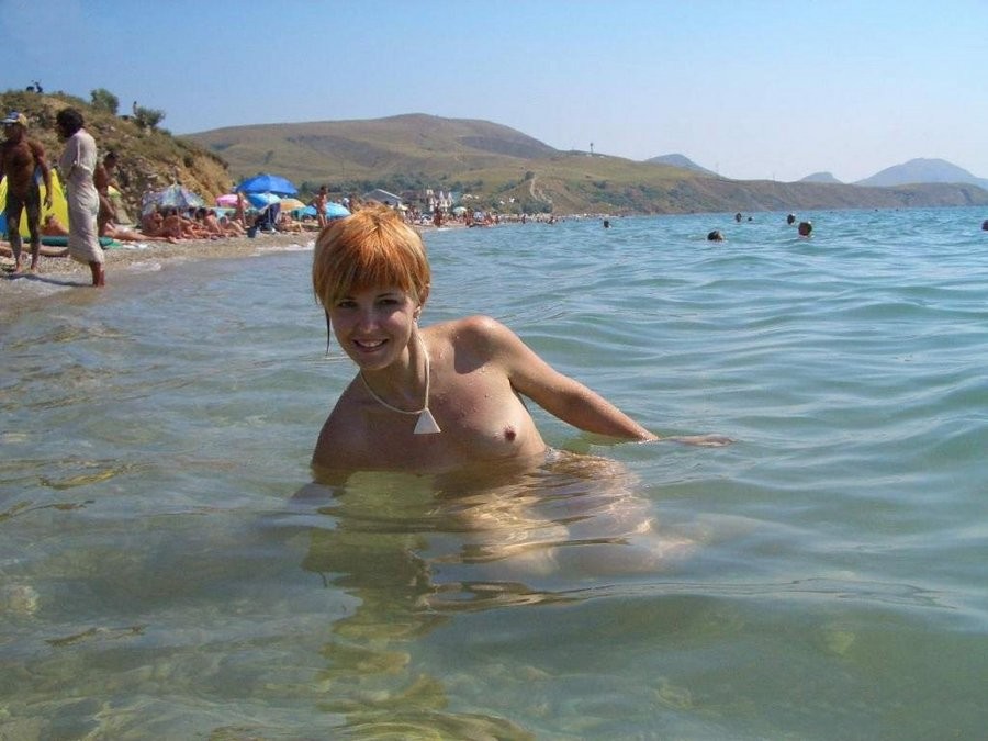 スキニーベイブは、彼女の体でヌードビーチを印象づける
 #72255965