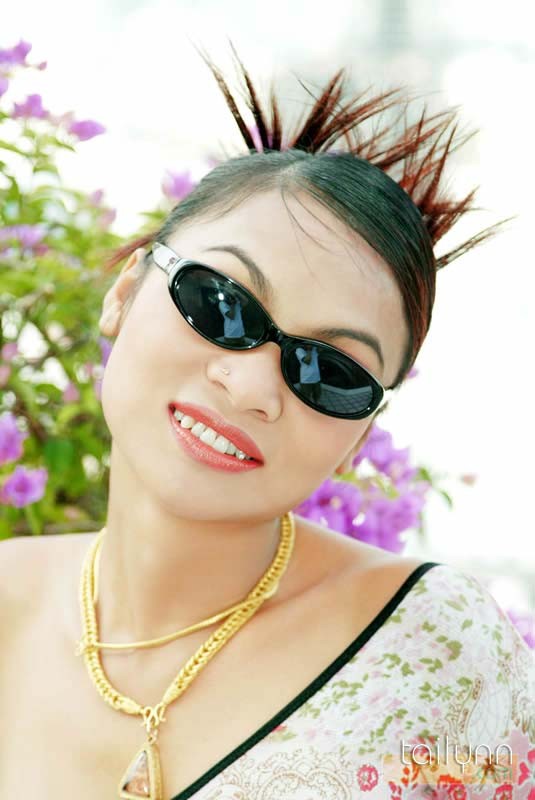 Glamour thai modell tailynn posiert im freien
 #67855887