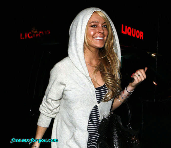 Lindsay lohan posando en bikini y en minifalda paparazzi pics
 #75436881