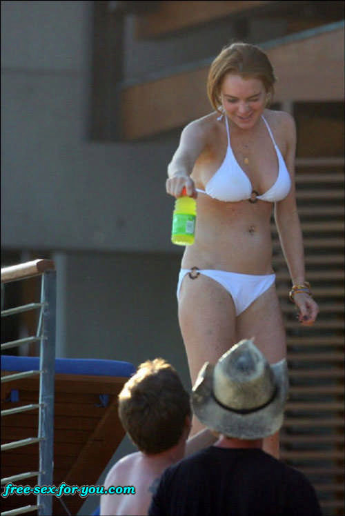 Lindsay lohan posando en bikini y en minifalda paparazzi pics
 #75436956