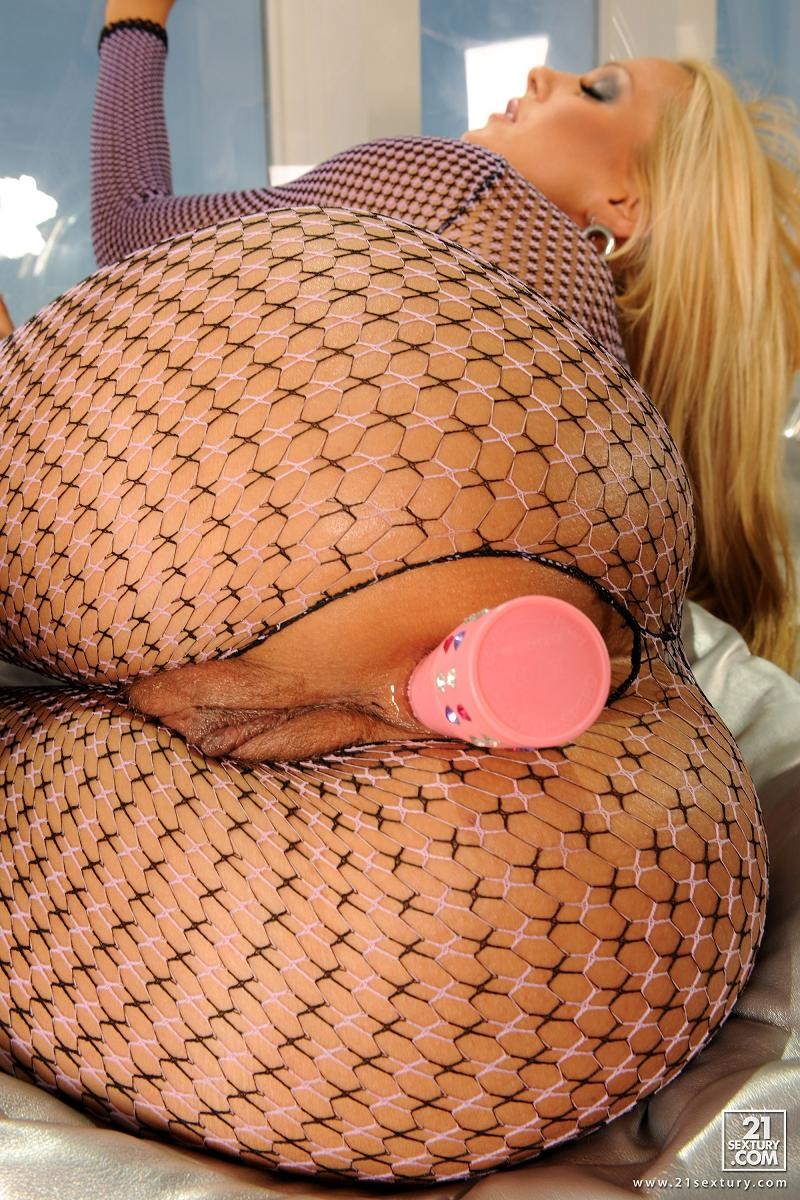 Sandy perfora un enorme juguete en su coño en una red de pesca
 #76204283