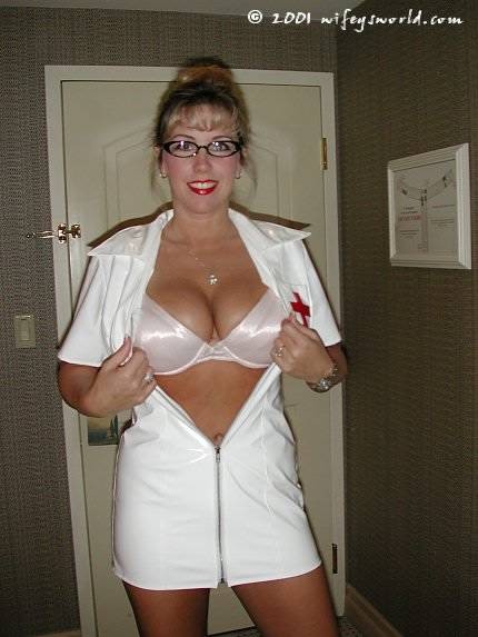 Infirmière sexy aux gros seins suçant une bite
 #74200280