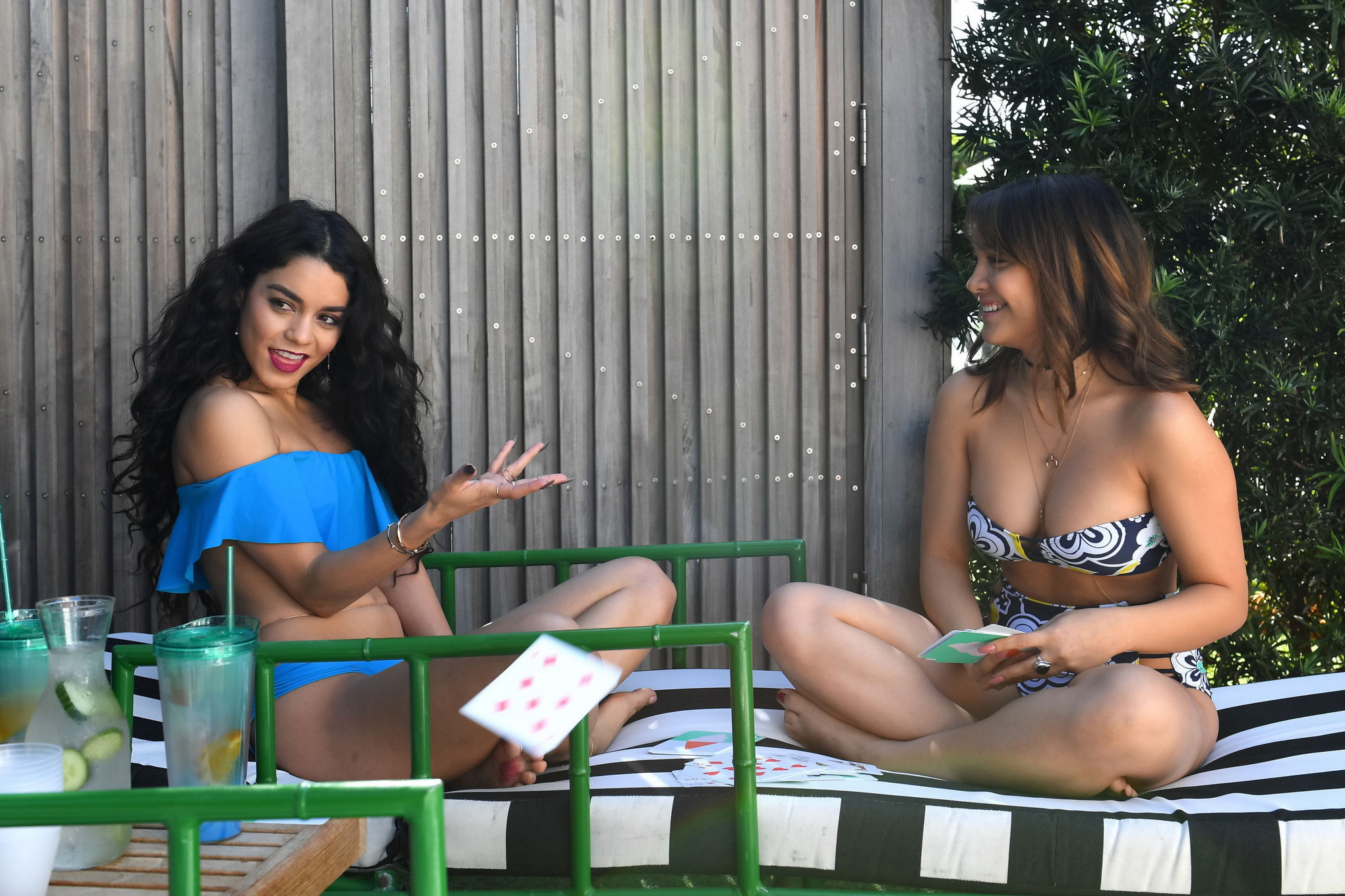 Vanessa und stella hudgens zeigen heiße bikini-bodys
 #75144217
