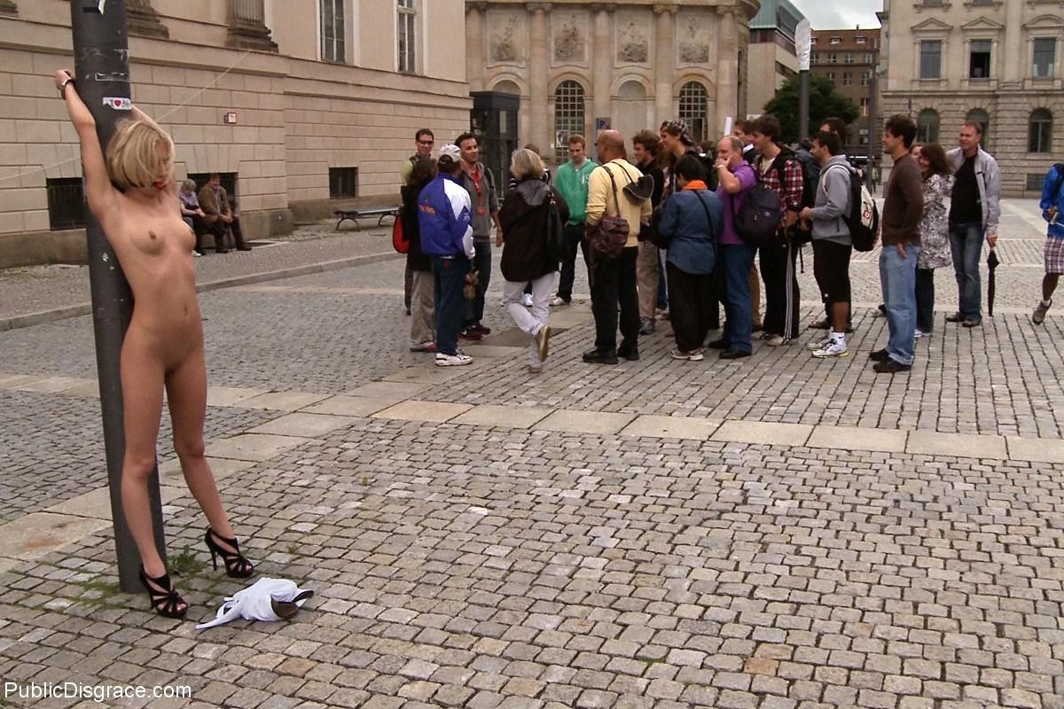 ヨーロッパの人気者、パリス・ピンクが街の広場で縛られ、裸にされる。
 #67061174