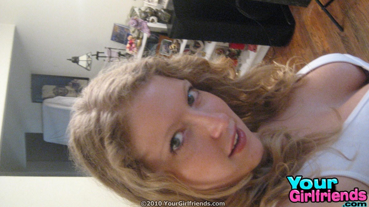 Une blonde douce prend des photos sexy d'elle-même dans son miroir pour son petit ami.
 #67362732