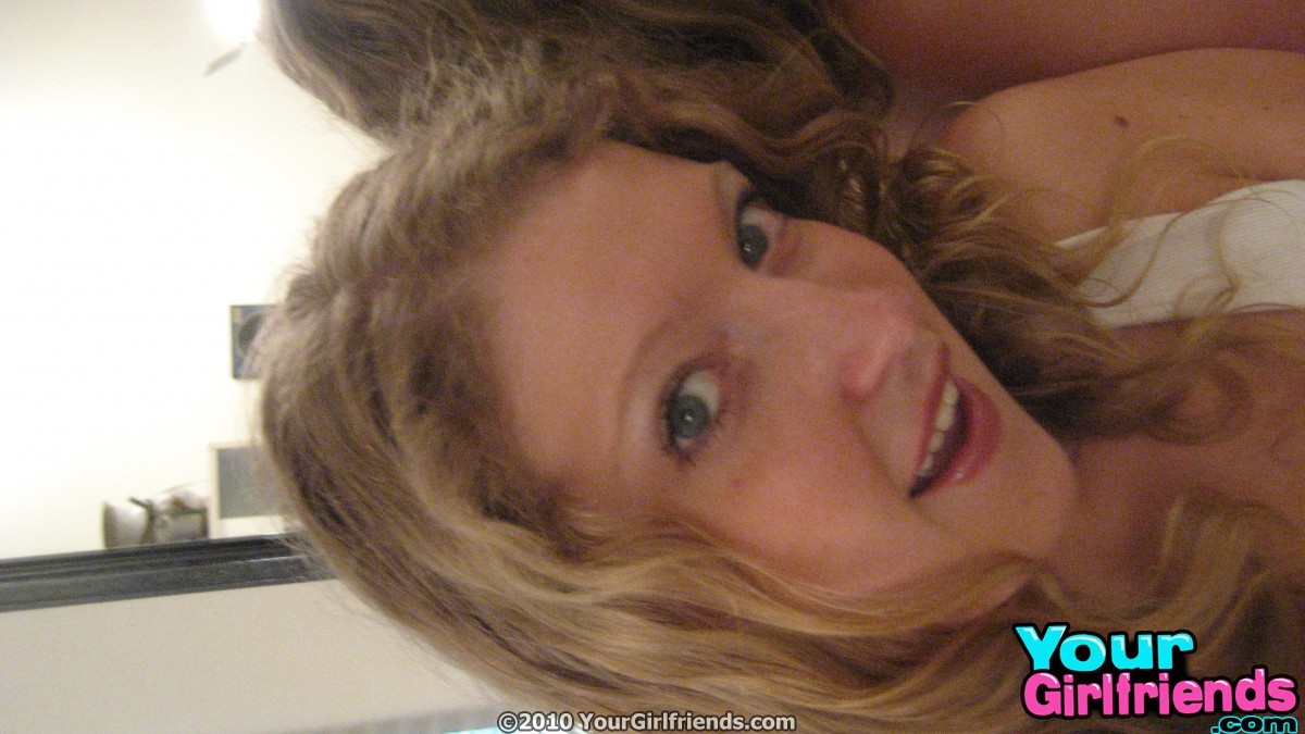 Rubia suave toma algunas fotos desnuda caliente en su espejo para su novio
 #67362740