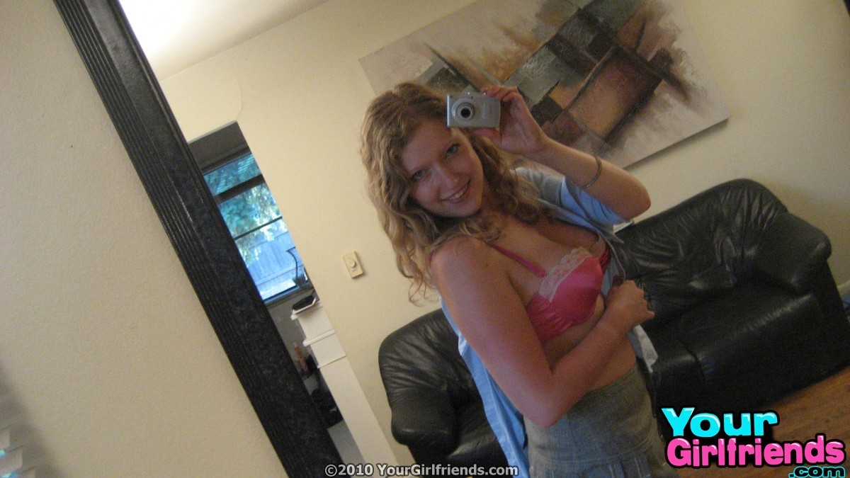 Rubia suave toma algunas fotos desnuda caliente en su espejo para su novio
 #67362765