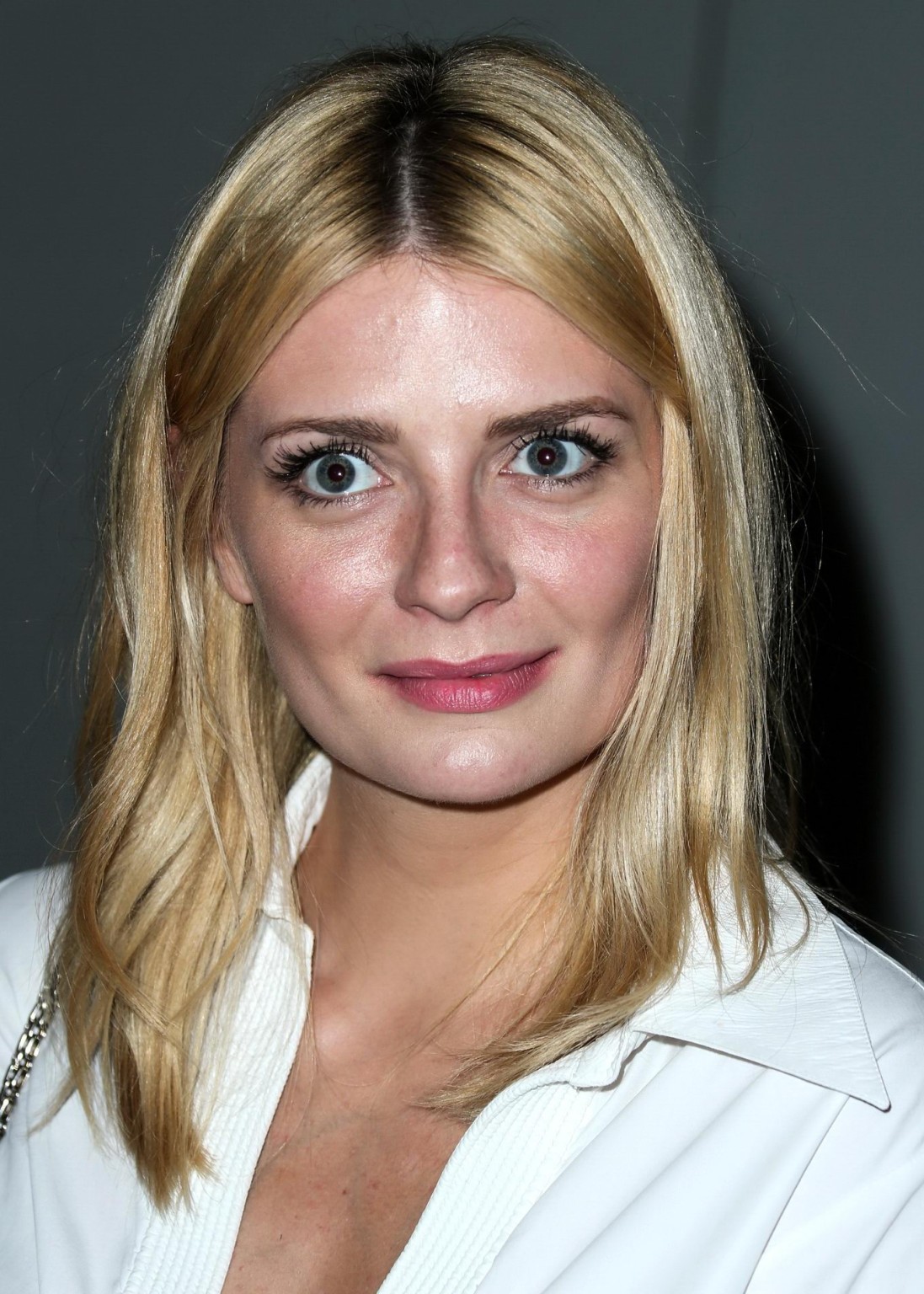 Mischa barton sans soutien-gorge portant une chemise grande ouverte à la prière pour la pluie de bhopal 
 #75167402