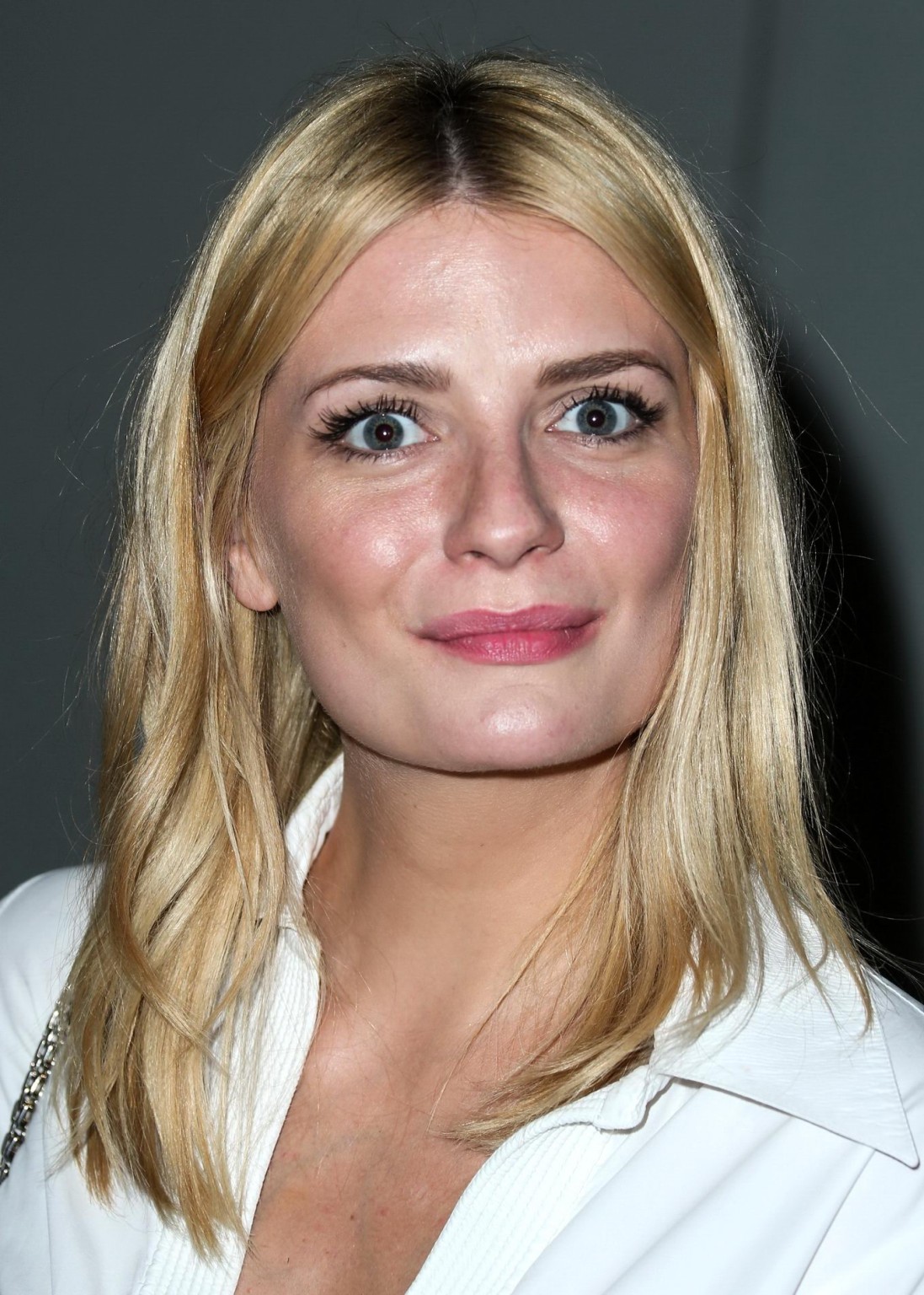 Mischa barton braless trägt ein weit geöffnetes Hemd auf dem bhopal a prayer for rain 
 #75167408