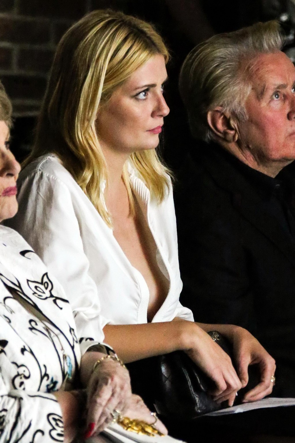 Mischa barton braless trägt ein weit geöffnetes Hemd auf dem bhopal a prayer for rain 
 #75167429