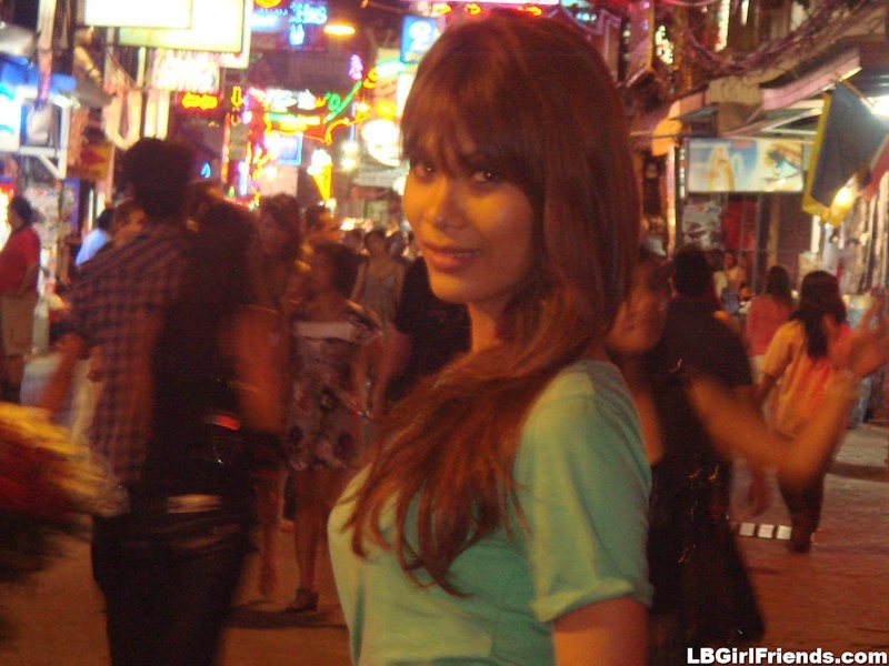 Ladyboy Freundinnen arbeiten auf den Straßen von Bangkok für Geld Shemale Straße gehen
 #77914116