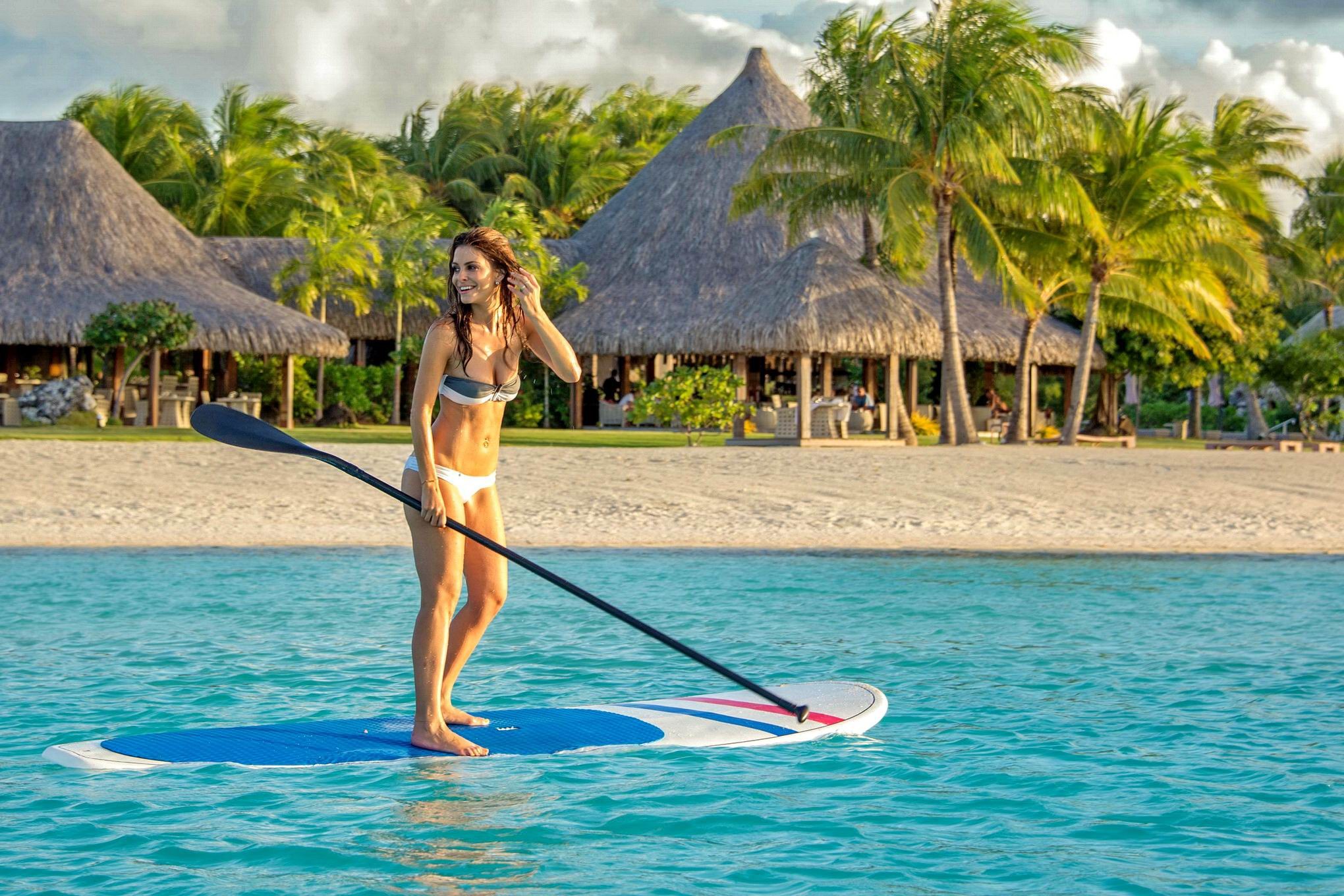 Maria menounos portant deux bikinis sexy lors du photoshoot à bora bora
 #75193016