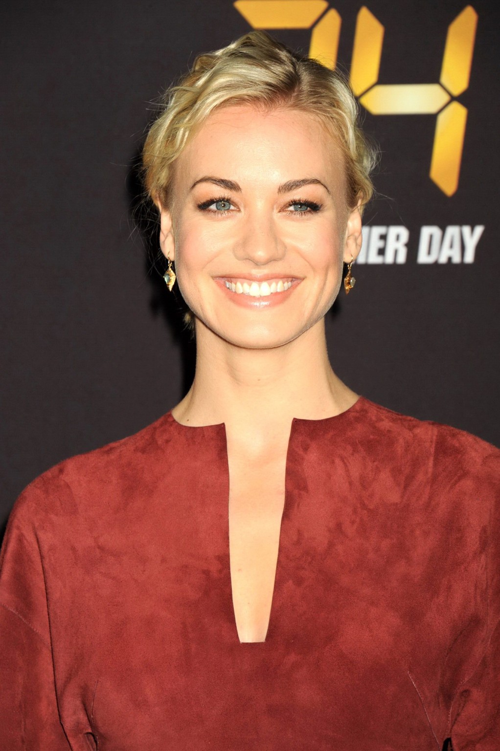 Yvonne strahovski con le gambe e le scollature alla vigilia della prima mondiale di 24 live another day
 #75197456