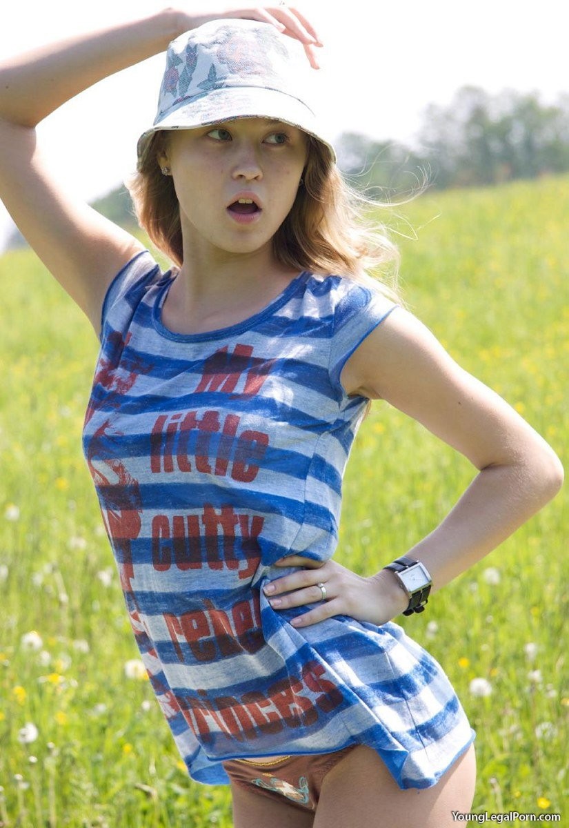 Süßes flexibles Teenie
 #68474351