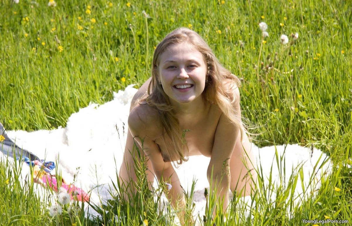 Süßes flexibles Teenie
 #68474477