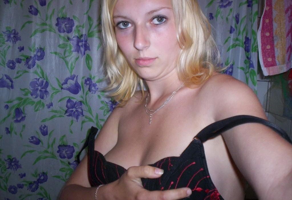 Des amatrices aux seins nus dans des poses sexy
 #77041450
