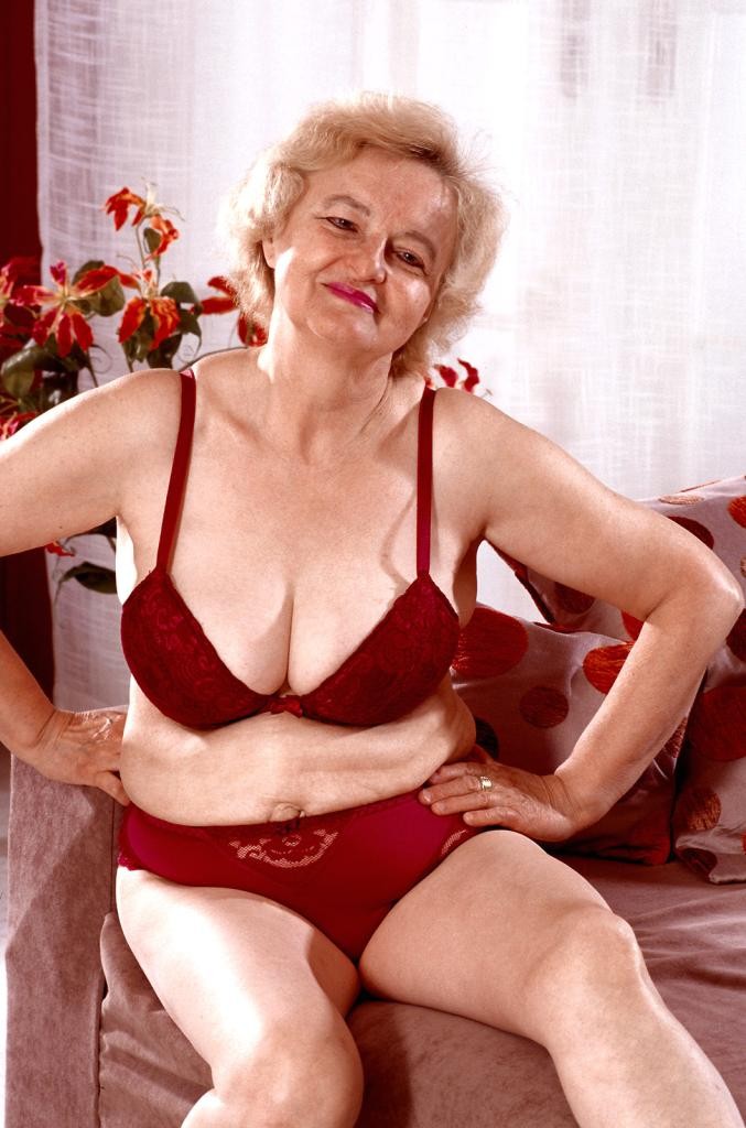Geile Reife in einem Kleid und Dessous liebt Stripteasing
 #78522866