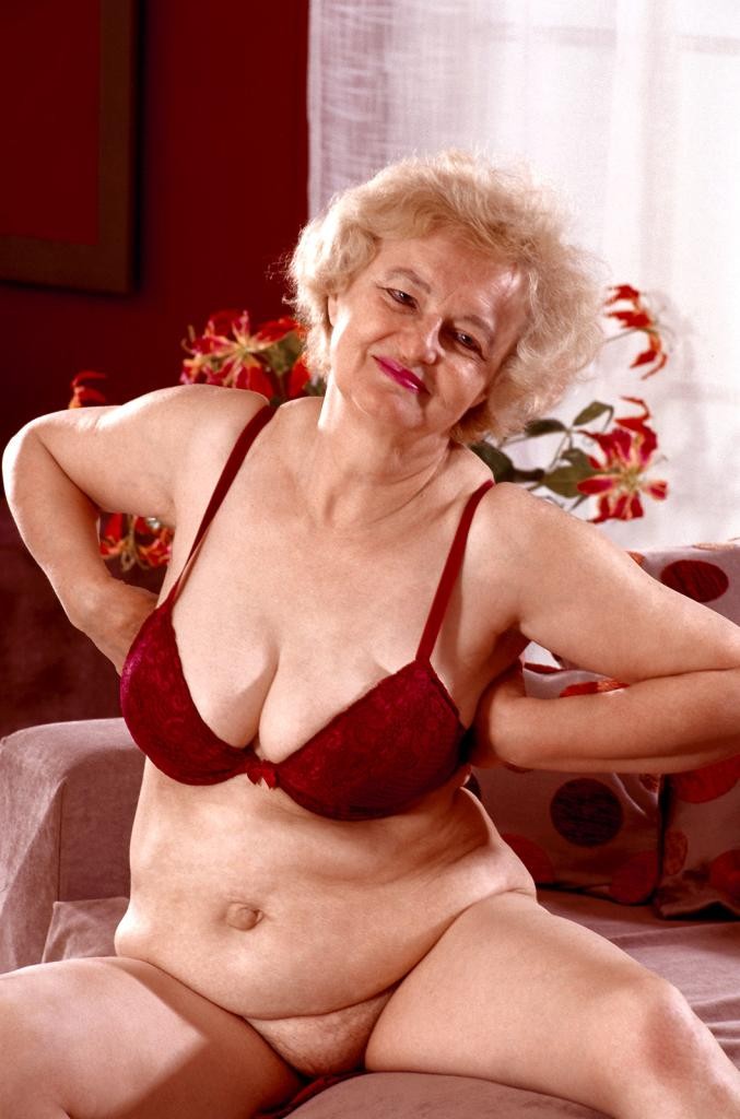 Geile Reife in einem Kleid und Dessous liebt Stripteasing
 #78522916