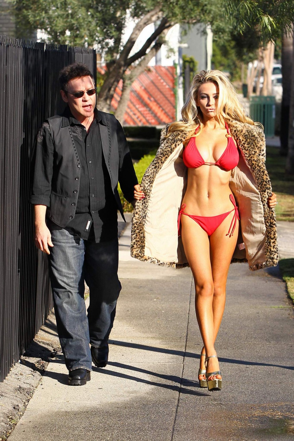 Courtney stodden portant un bikini rouge sexy pour une séance de photos "funny or die" à hollywood
 #75279460