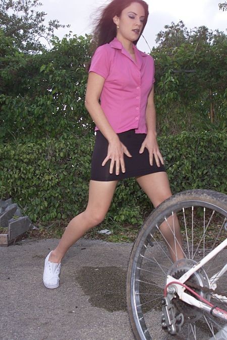 Joven lindo atrapado orinando al aire libre
 #78698523