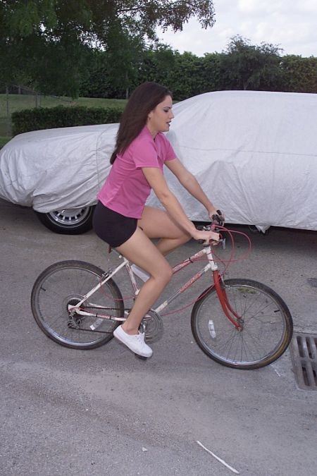 Joven lindo atrapado orinando al aire libre
 #78698537