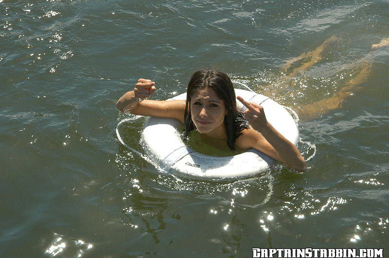 超セクシーなボートアクションで、このホットな女性がナッツで溺れている
 #69007976