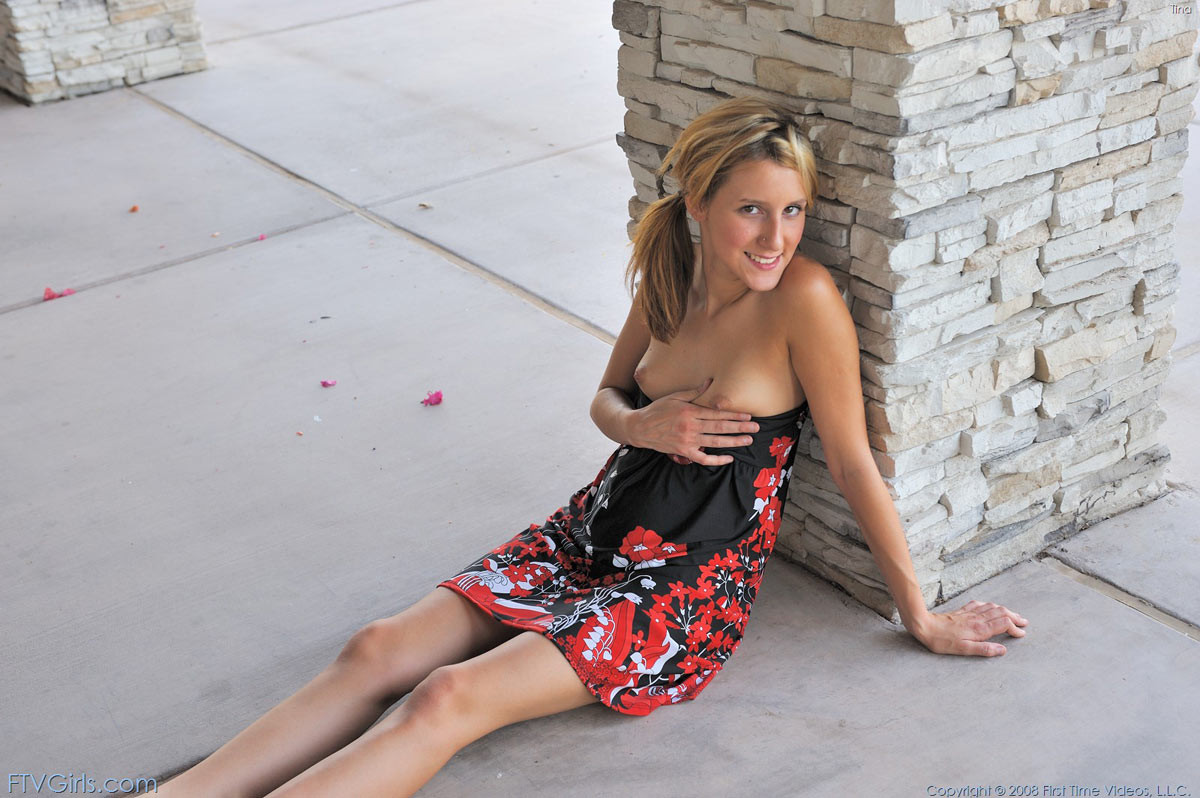 Junge süße Teens winzige Titten und enge rasierte Muschi
 #78795698