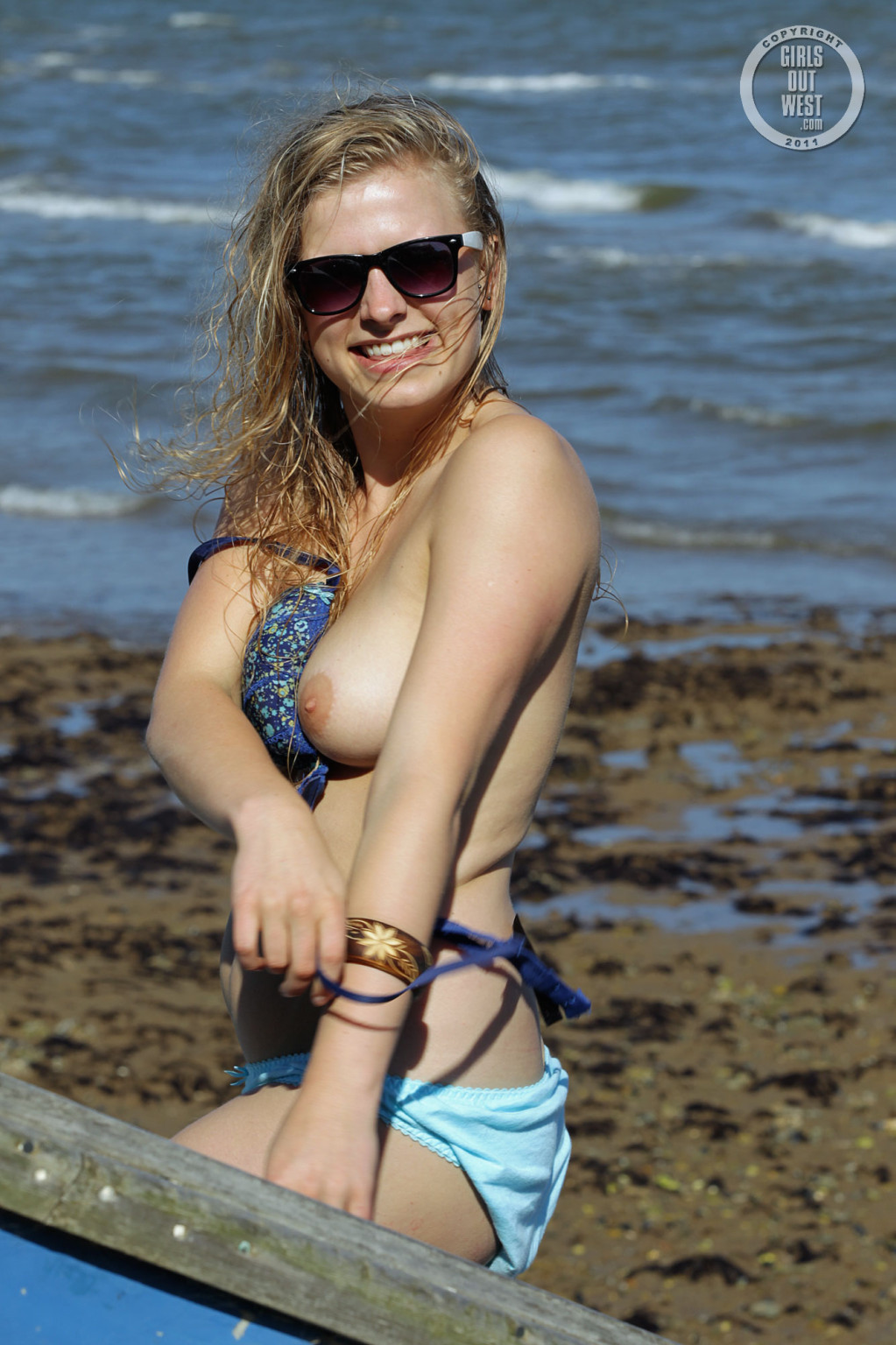Blondes Teenie zeigt Muschi und Titten am Strand
 #72249311