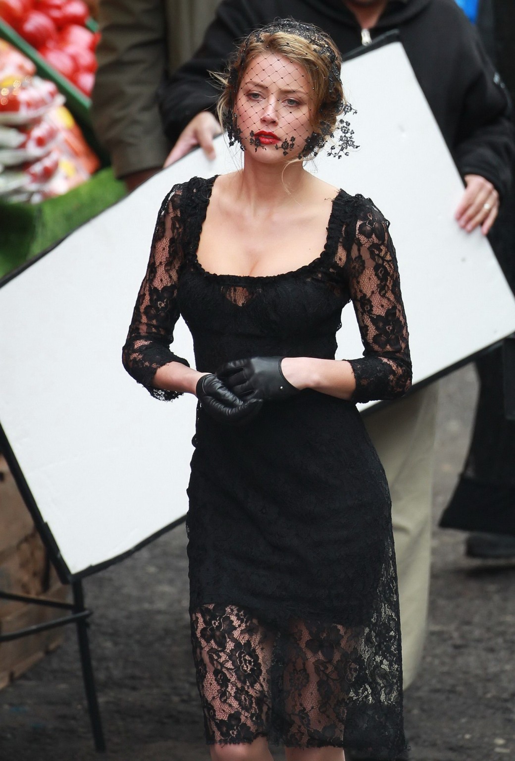ロンドン・フィールズ」の撮影で黒のレースのドレスを着ているアンバー・ヒアリング・バスト
 #75218420