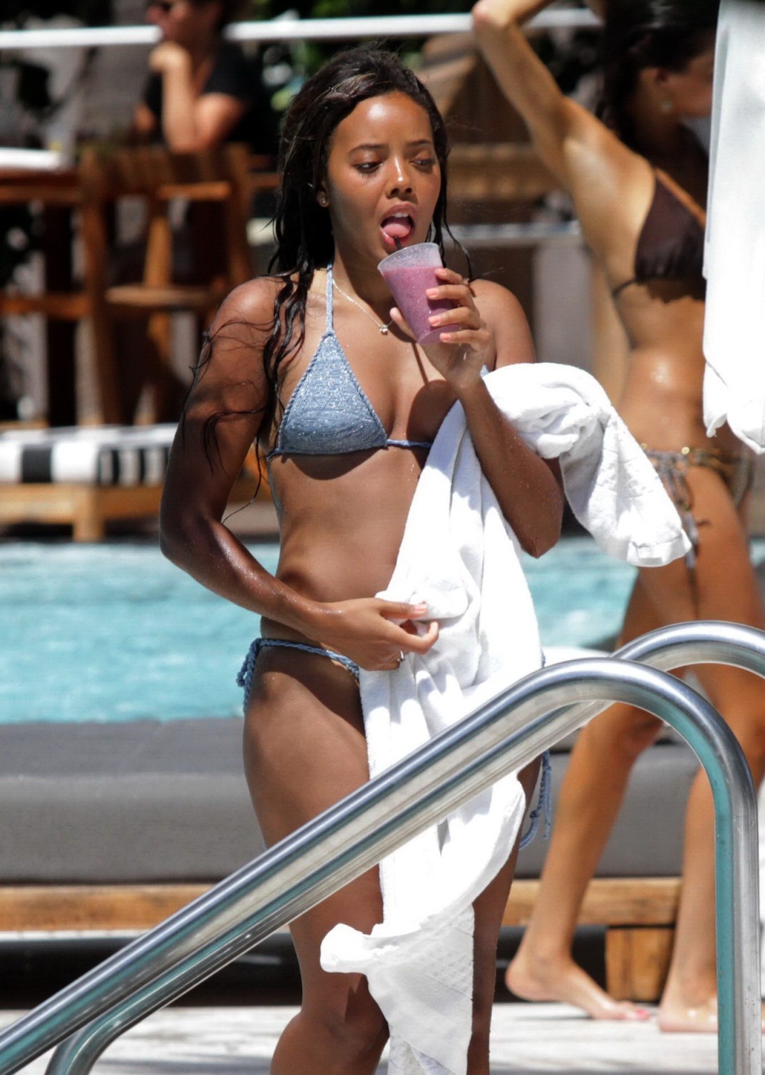 マイアミのビーチでビキニを着ているアンジェラ・シモンズの巨乳 
 #75252231