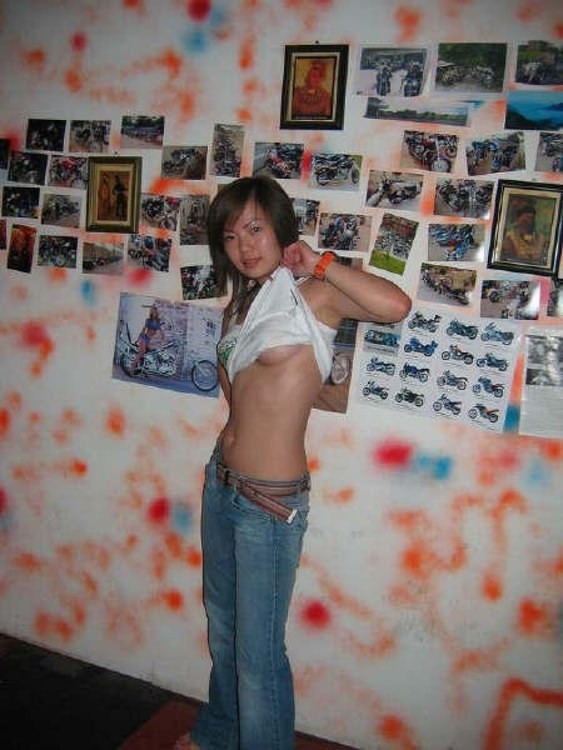 Asiática hace un stiptease befoe deslizando su coño en la polla enorme
 #69890724