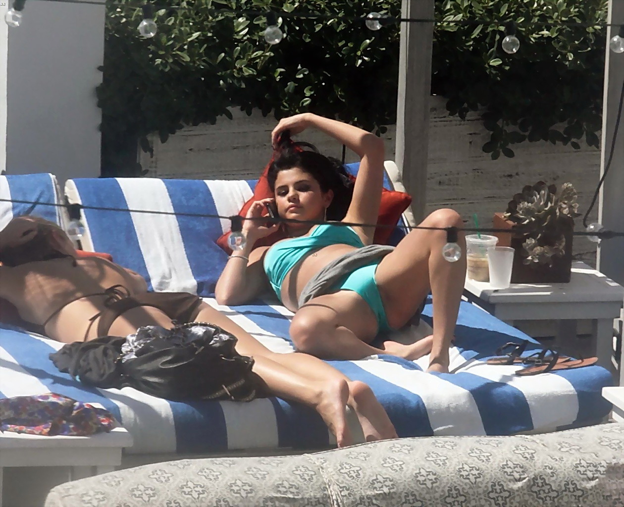 Selena gomez montrant son pied de biche et ses gros seins dans un bikini bleu clair à la piscine. 
 #75252454