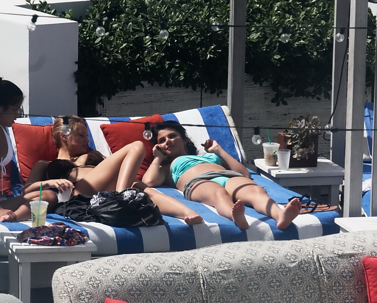 Selena gomez montrant son pied de biche et ses gros seins dans un bikini bleu clair à la piscine. 
 #75252461